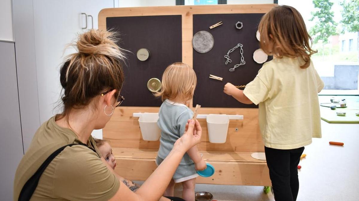 Infants jugant amb magnetismes a l'espai Explora de l'escola bressol de la universitat, la Upetita