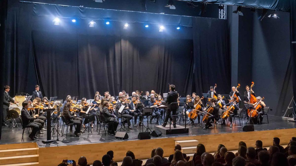 La Orquesta Sinfónica de Benidorm da la bienvenida al nuevo año desde el Centro Cultural.
