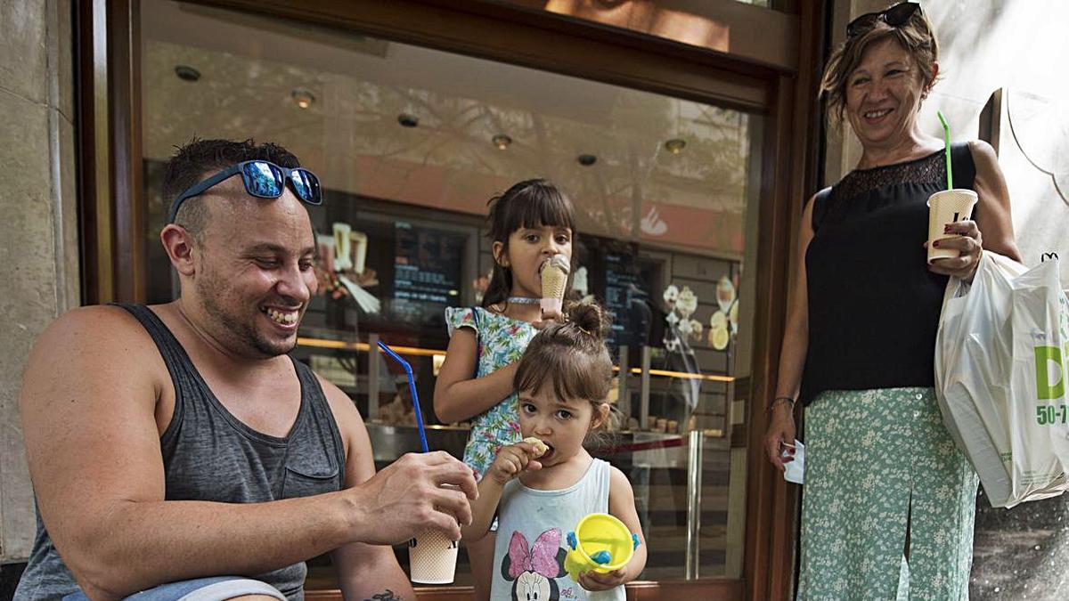 Família prenent refrescos i degustant gelats ahir a Manresa | MIREIA ARSO