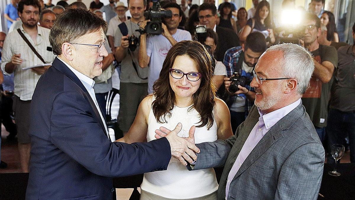 Ximo Puig, Mónica Oltra y Antonio Montiel en 2015 tras firmar el primer pacto del Botànic.