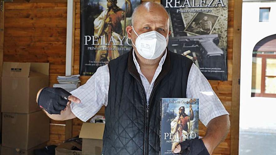 Alberto Santos, con el libro “Pelayo, príncipe de los Astures”.