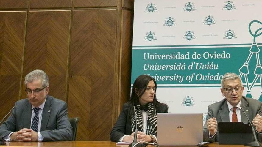 Por la izquierda, Fermín Rodríguez, Yasmina Triguero y Santiago García Granda, ayer, en el Edificio Histórico de la Universidad de Oviedo, durante la presentación del proyecto.