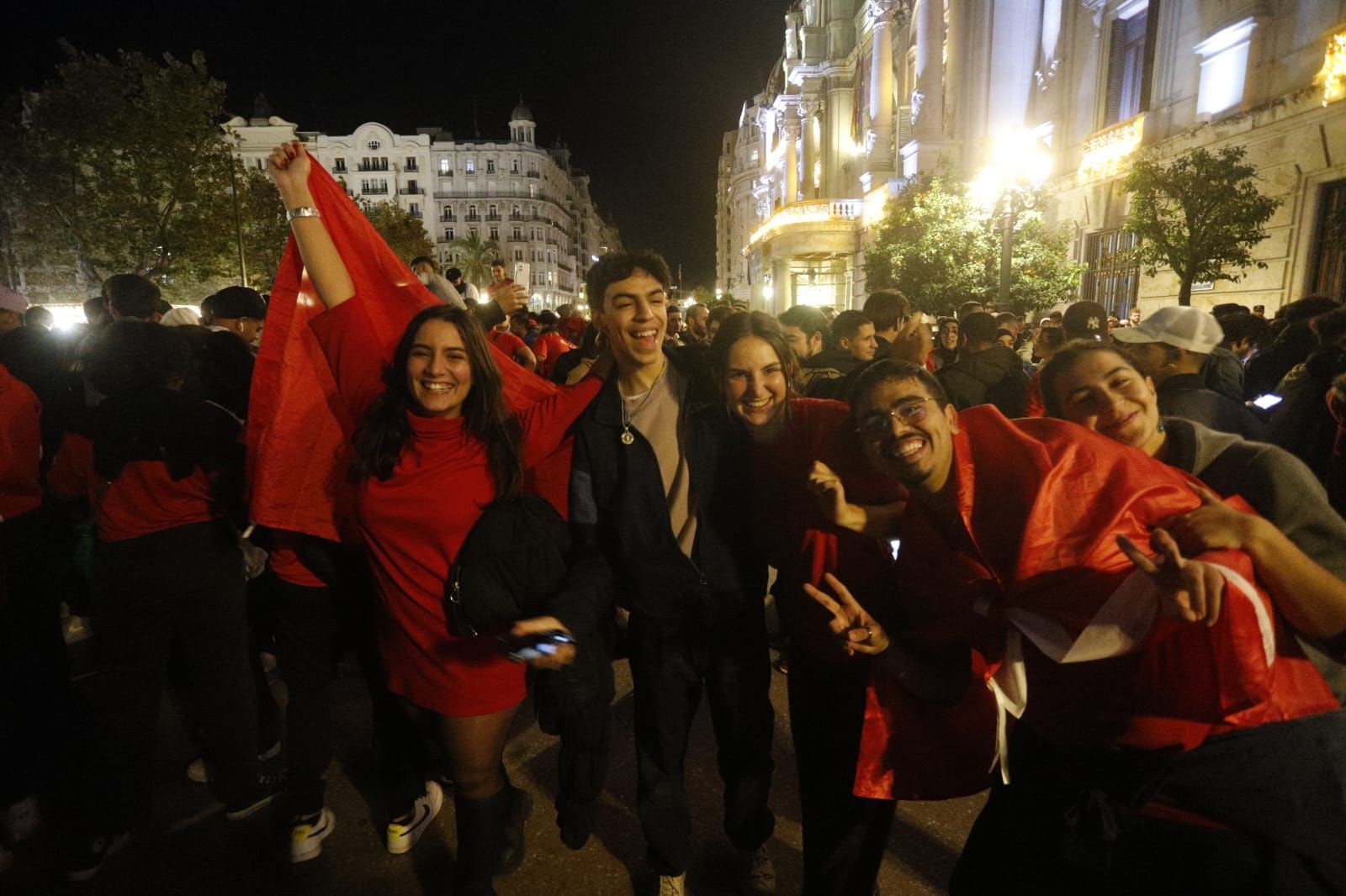 Cientos de marroquís celebran en la plaza del Ayuntamiento de València su pase a semifinales