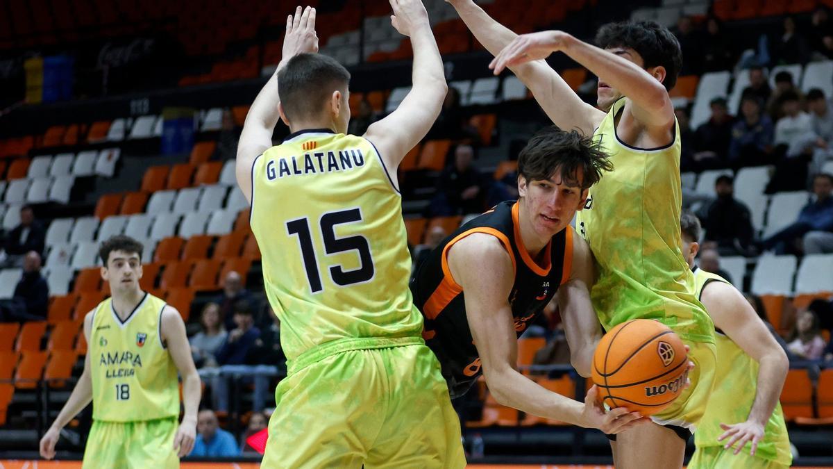 Marc Grau penetra entre rivales