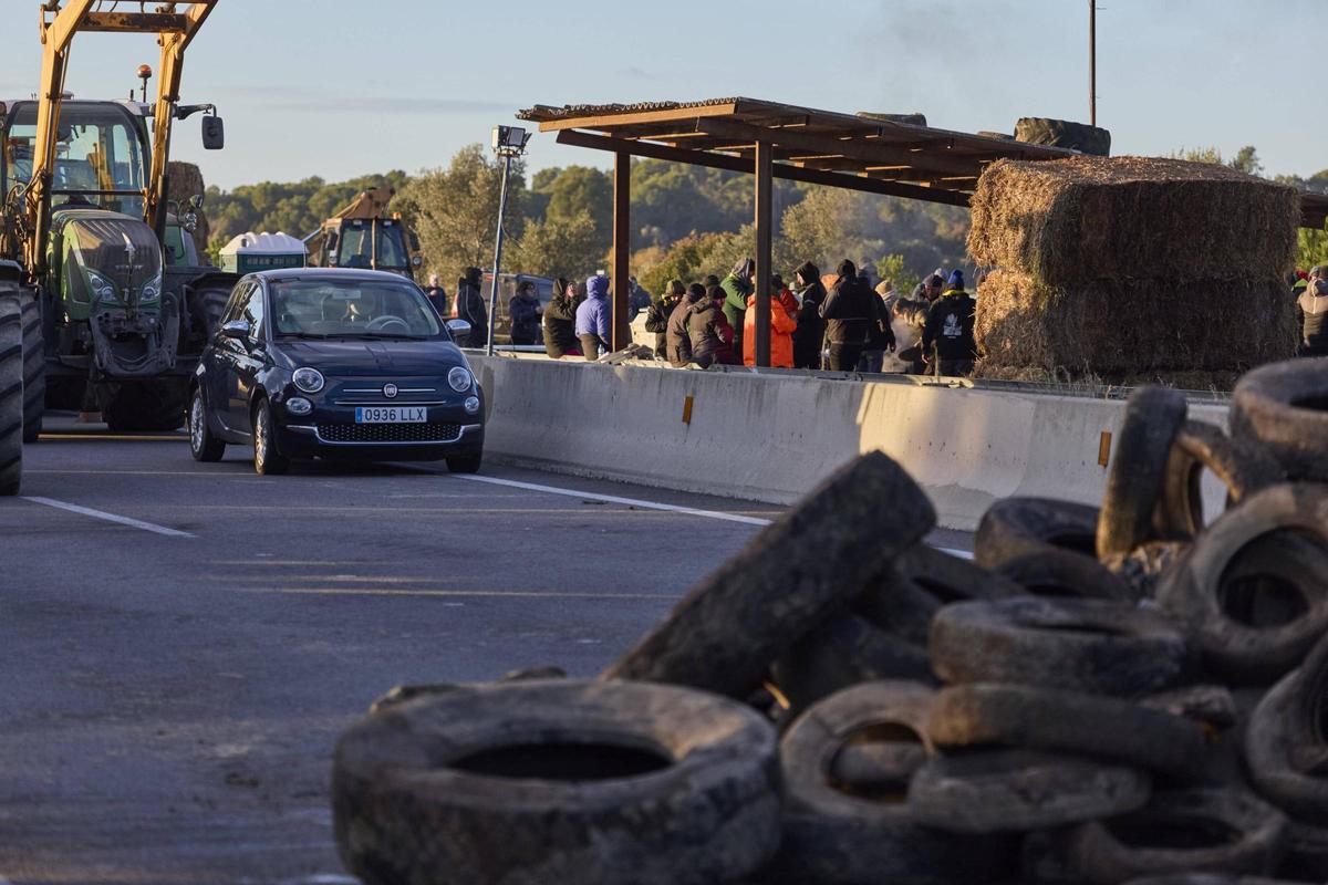 Les fotos del tall dels pagesos a l'AP-7 i l'N-II a l'Empordà