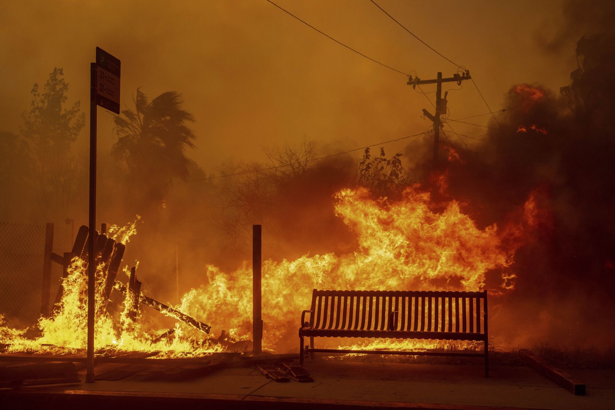 The Eaton Fire burns a bus stop Wednesday, Jan. 8, 2025, in Altadena, Calif. (AP Photo/Ethan Swope) Associated Press / LaPresse Only italy and Spain. EDITORIAL USE ONLY/ONLY ITALY AND SPAIN