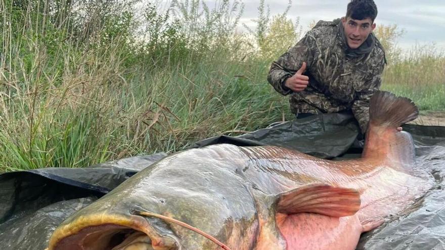 Dani Plana posa con el ejemplar de siluro sacado del Ebro en Mequinenza