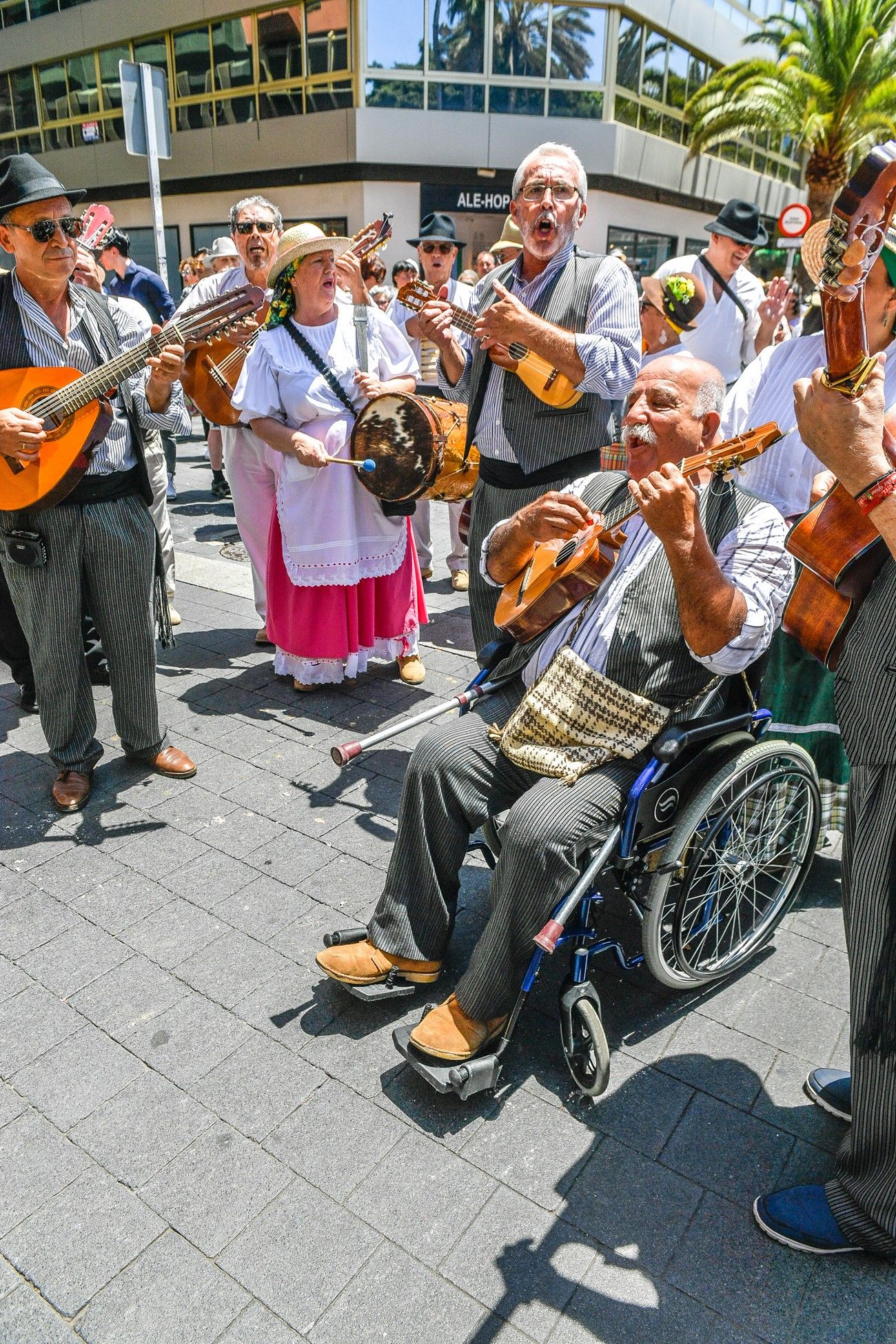 Una romería con bikini en Las Palmas de Gran Canaria