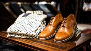 Camisas y zapatos en una tienda de ropa masculina