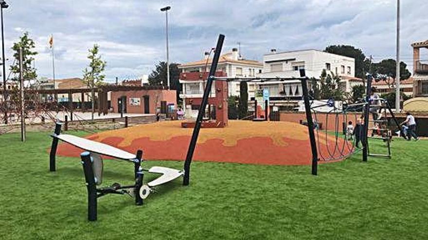 El parc infantil de plaça Catalunya, ja reformat.