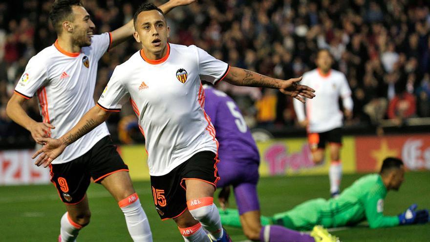 Fabián Orellana celebra un gol con el Valencia // Manuel Bruque