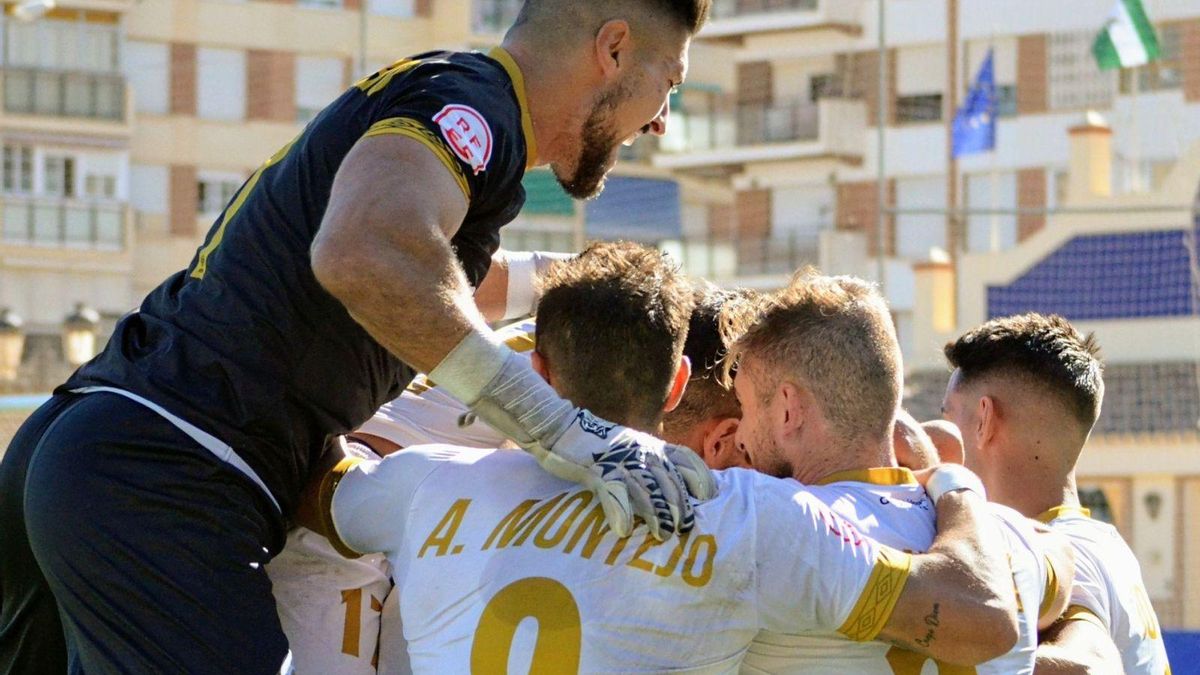 La expedición antequerana desplazada hasta Mancha Real posó feliz tras este derbi andaluz. | ANTEQUERA CF