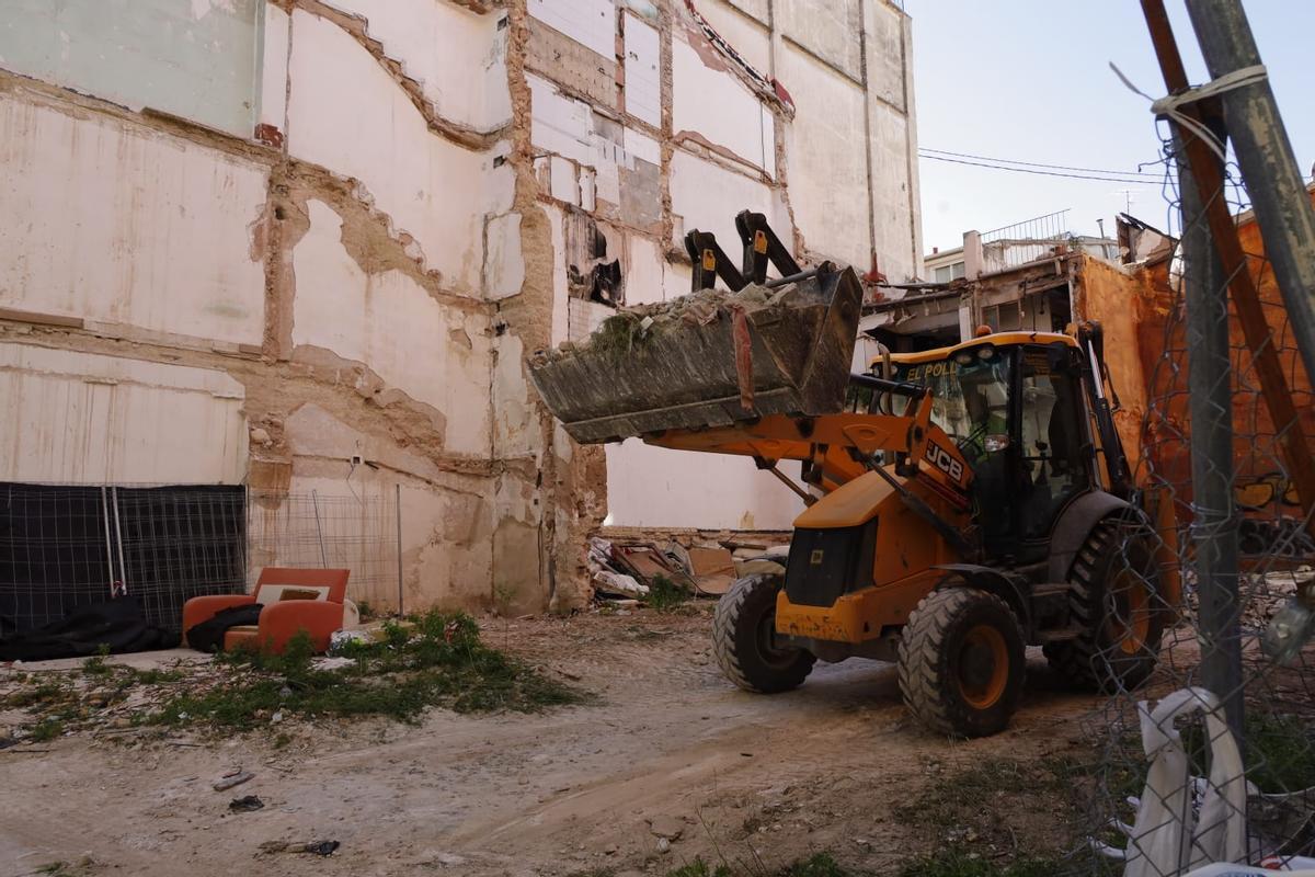 Los trabajos han arrancado con la adecuación del solar, que dará paso a la demolición de lo que queda del edificio