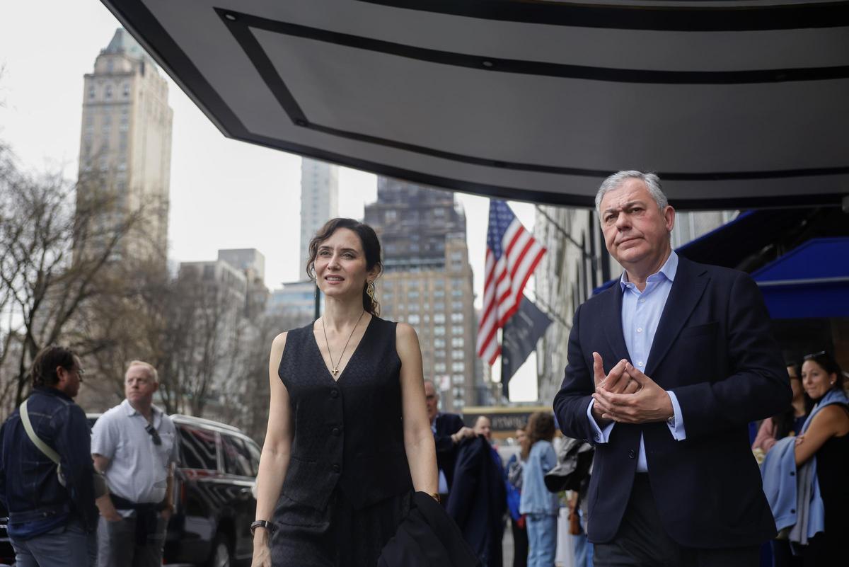 La presidenta de la Comunidad de Madrid, Isabel Díaz Ayuso, y el alcalde de Sevilla, José Luis Sanz, en Nueva York.