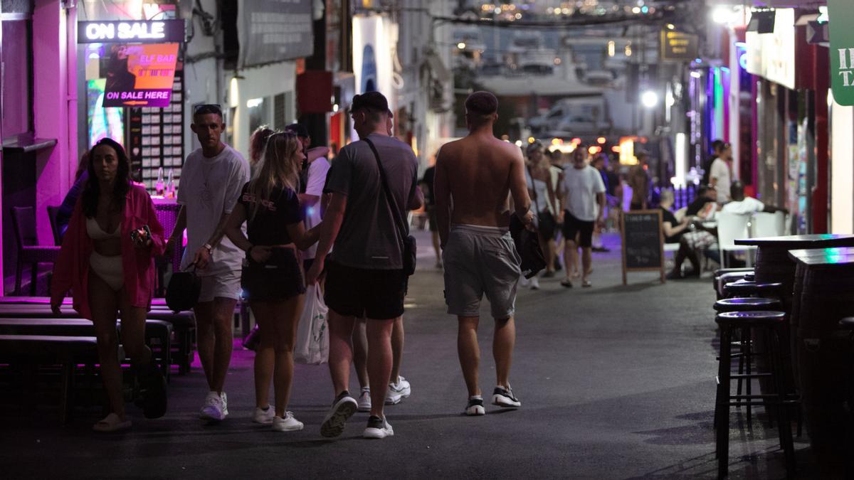 Turistas de fiesta en Sant Antoni