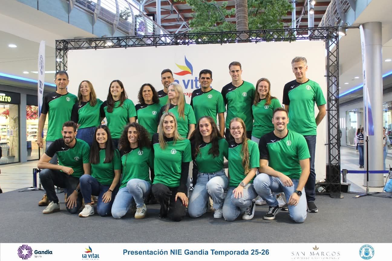 El Natació i Esports Gandia presenta a nadadores, nadadoras y técnicos