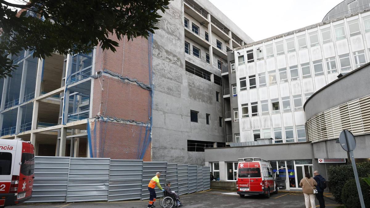 Zona de entrada de las urgencias del Hospital de Cabueñes, con el edificio anexo de la ampliación paralizada.