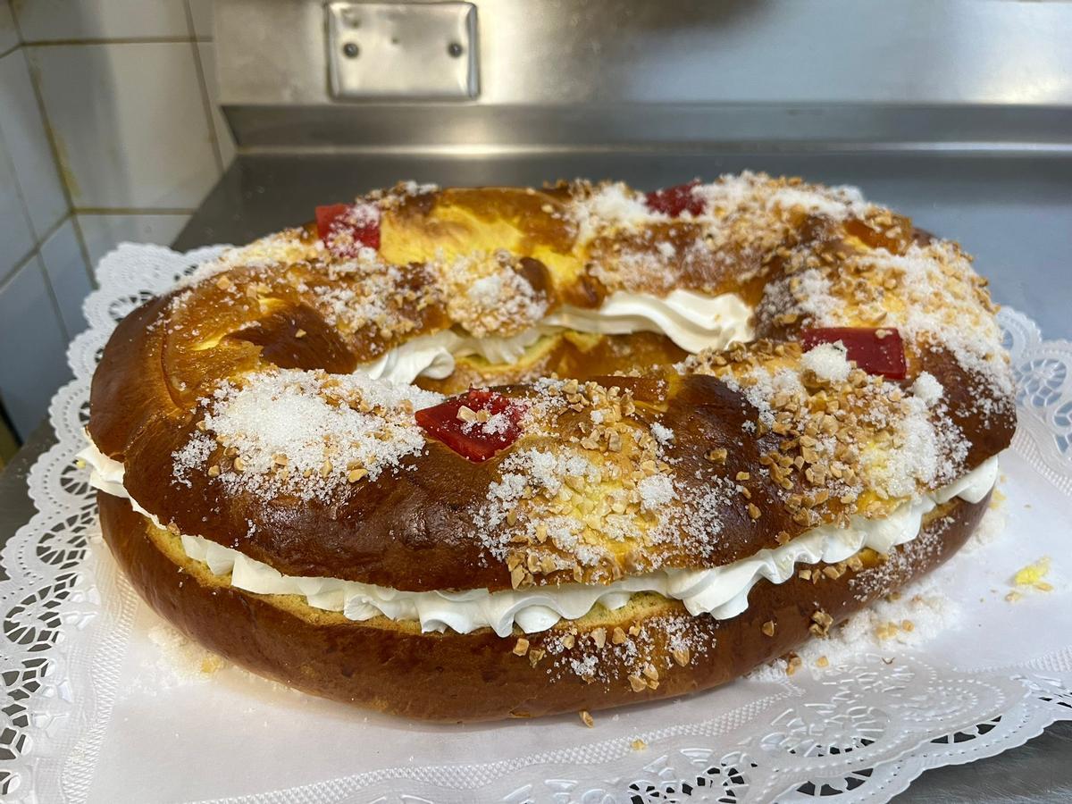 Así se hace un roscón de Reyes artesanal en Madrid: el paso a paso en el obrador de Viena Azul