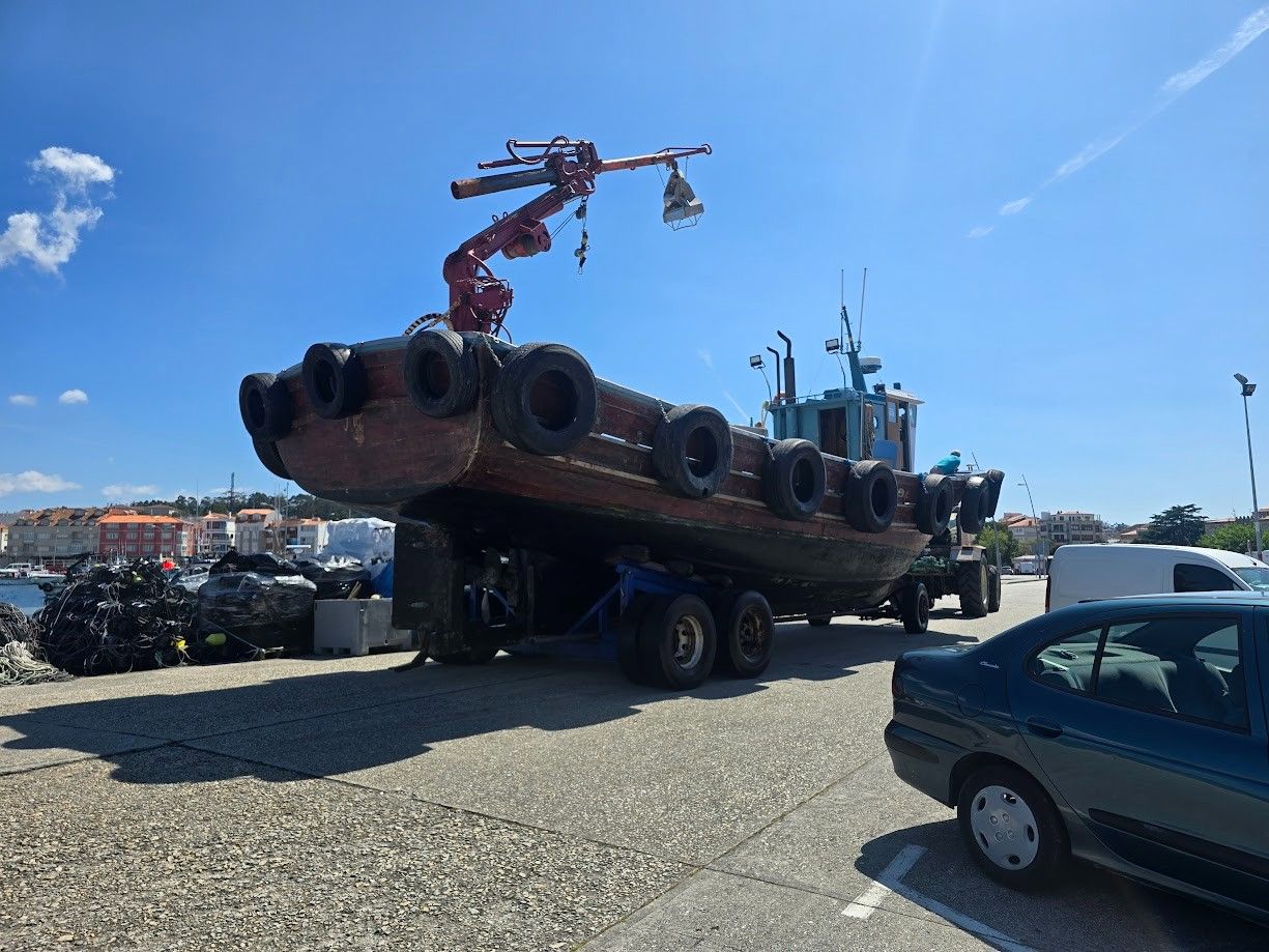 Así se saca del agua, en el puerto de O Grove, el barco auxiliar de acuicultura "Hermanos Rey", trasladado a Astilleros Garrido para su puesta a punto.