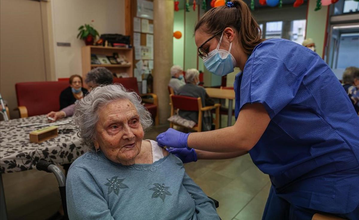 Vacunación contra el covid-19 en la residencia Llar Santa Anna de Barcelona. En la foto, la señora Montserrat recibe su vacuna.