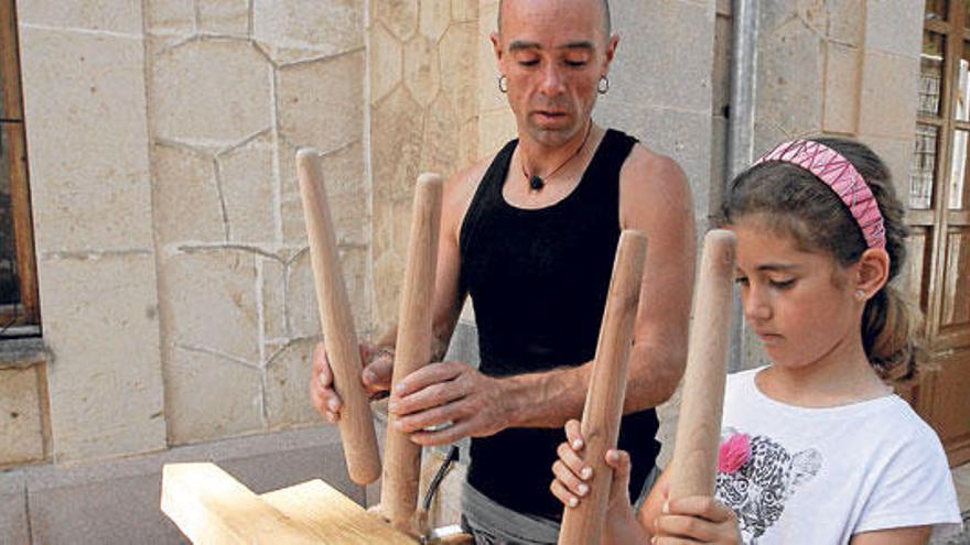 Una niña aprende a tocar la ancestral txalaparta.