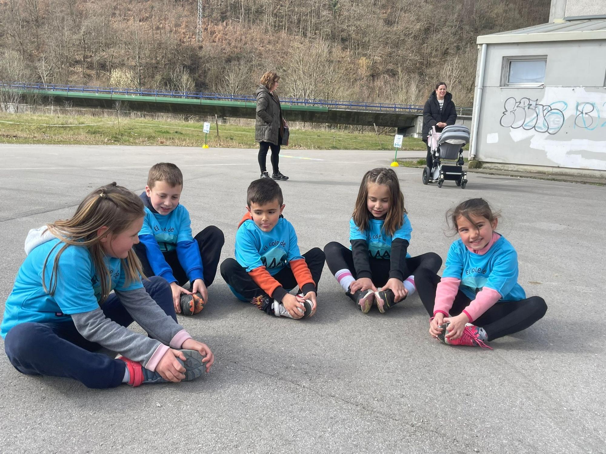 Los "neños" corren contra la leucemia infantil: los alumnos del cole de Barredos, con la Fundación Unoentrecienmil