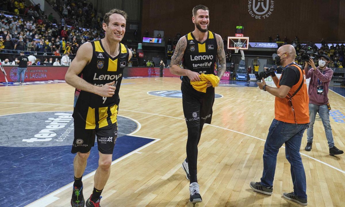 Huertas y Guerra, sonrientes tras la última victorias canarista sobre el Real Madrid.