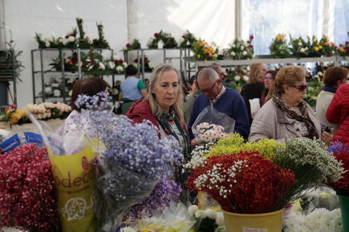 Son muchas las personas que se aprovisionan de flores para acudir a los cementerios.