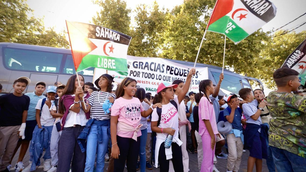 los niños saharauis se despiden un año más de sus vacaciones entre lágrimas y abrazos