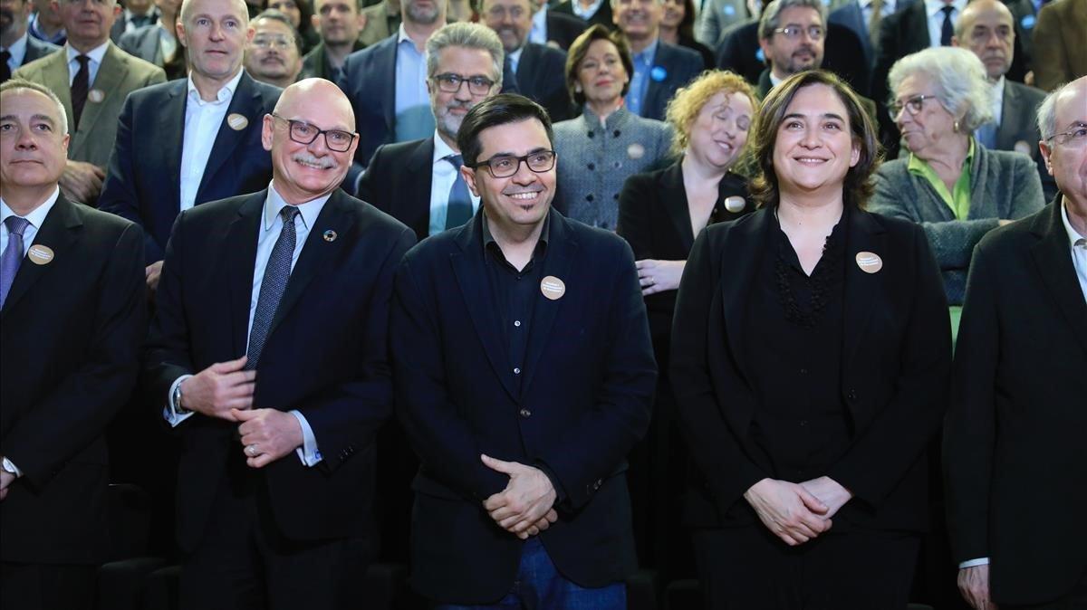 Pere Navarro (CZF), John Hoffman (MWC), Gerardo Pisarello y Ada Colau, en el Museu del Disseny Hub de Barcelona. Pere Navarro (CZF), John Hoffman (MWC), Gerardo Pisarello y Ada Colau, en el Museu del Disseny Hub de Barcelona.