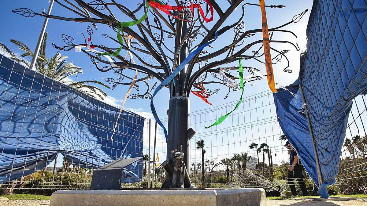 The metal tree, already placed in PAU 5, which is still covered by a fence and a cloth. The metal tree, already placed in PAU 5, which is still covered by a fence and a cloth.