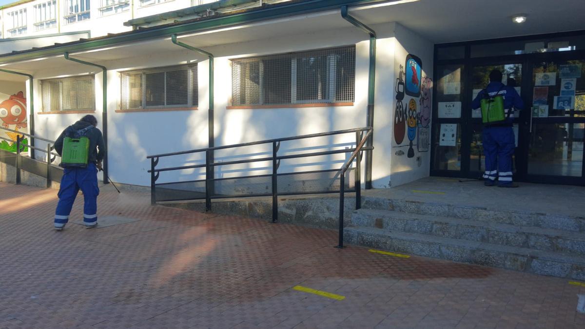 Desinfección en el exterior del colegio de El Puente de Sanabria