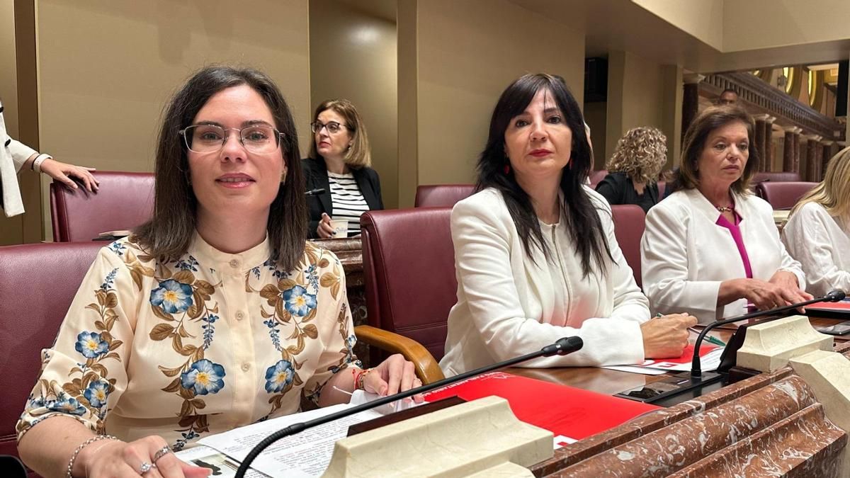 Las diputadas socialistas Toñi Abenza (i), Marisol Sánchez (c) y Lola Jara.