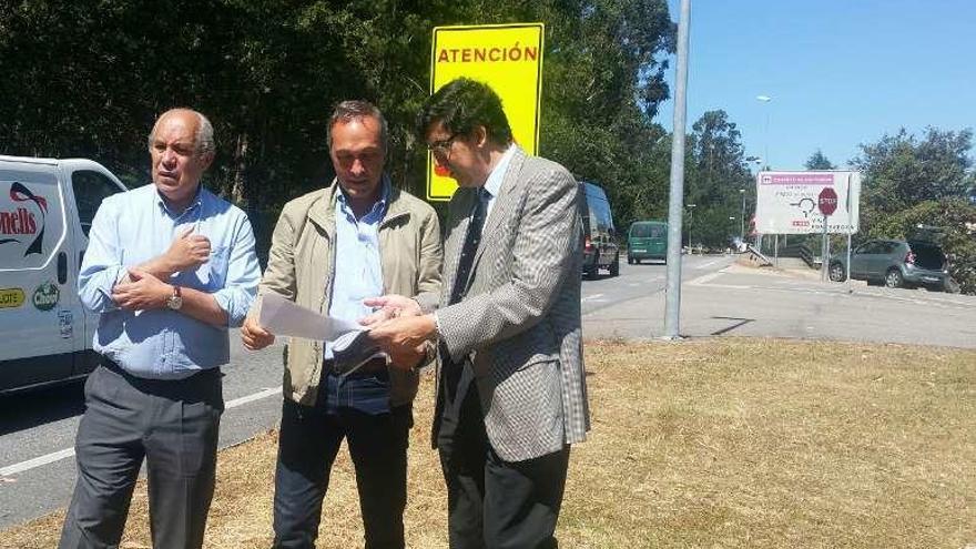 Reguera y López-Chaves, ayer, en el tramo donde se construirá el carril bici, en las inmediaciones del colegio Santiago Apóstol. // FdV