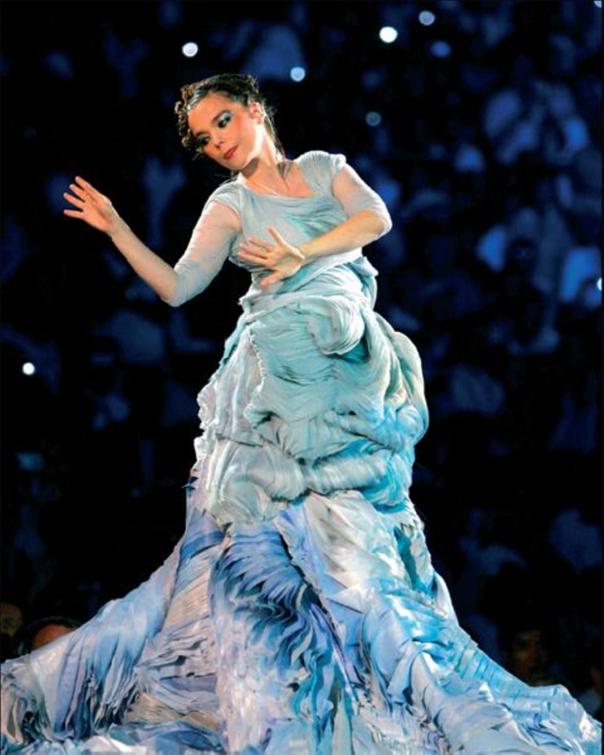 Moda. Así se presentó en el Royal AlbertHall de Londres junto a AlexanderMcQueen. Con la máscar