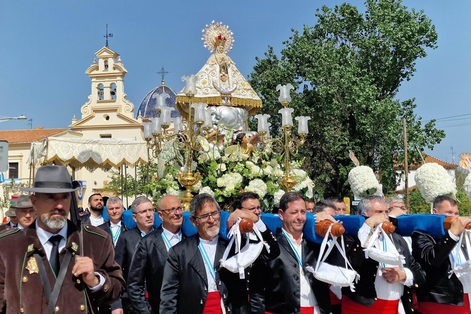 Salida de la Virgen de la basílica de Lledó
