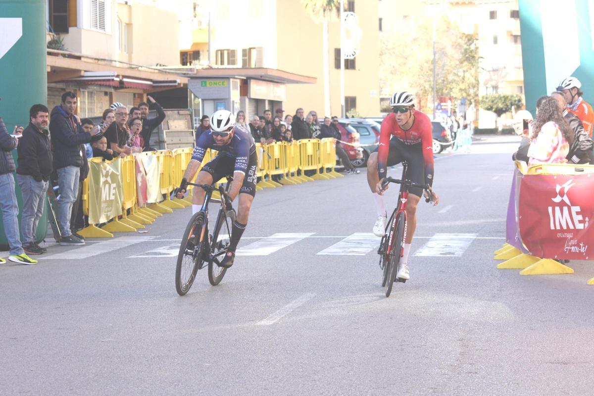 Ciclismo. Cursa de s'Indiot. Lluís Borràs y Joan Roca cruzando la meta en el sprint final de la carrera de primera categoría
