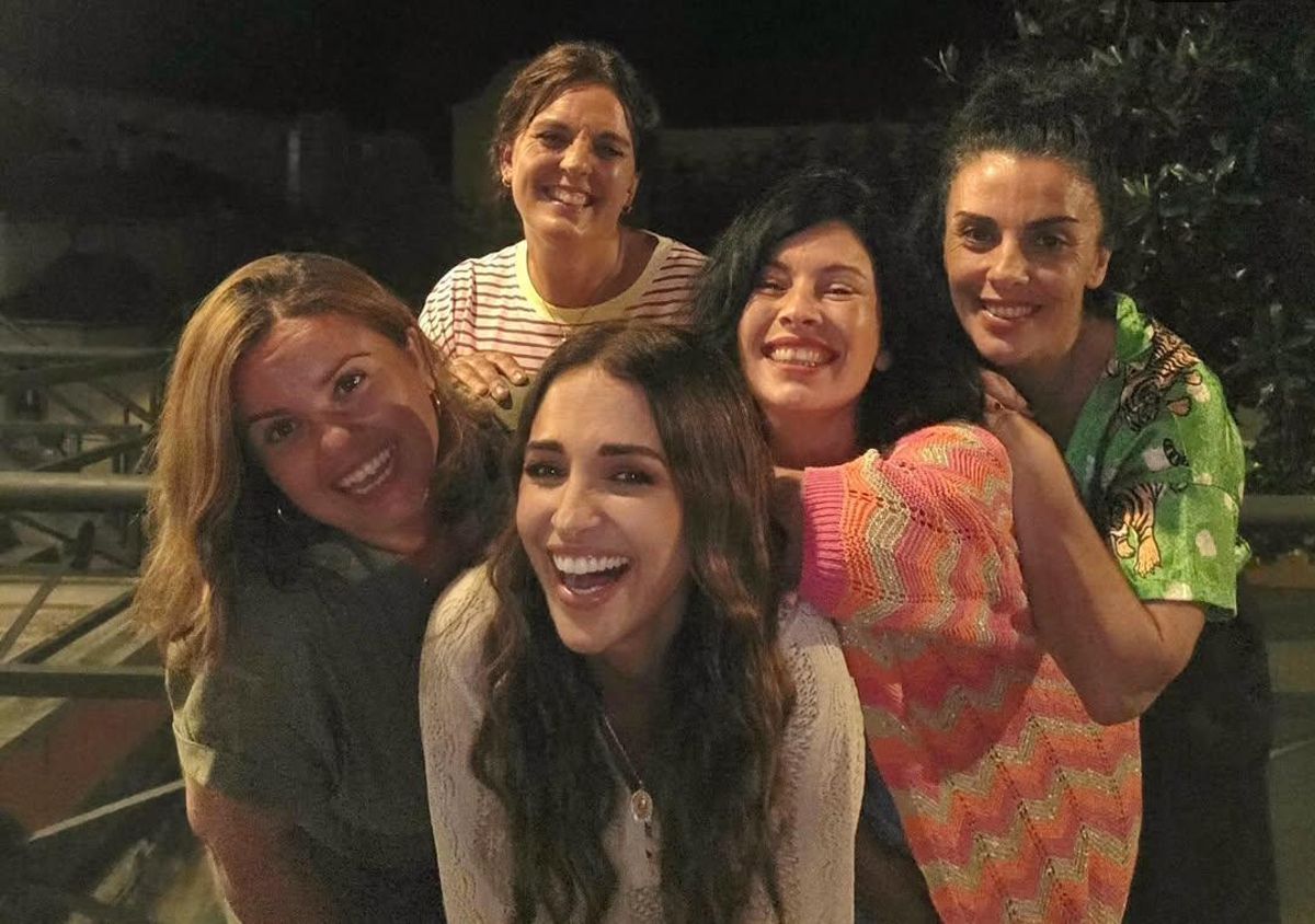 Paula Echevarría con sus amigas en el parque Santarúa de Candás