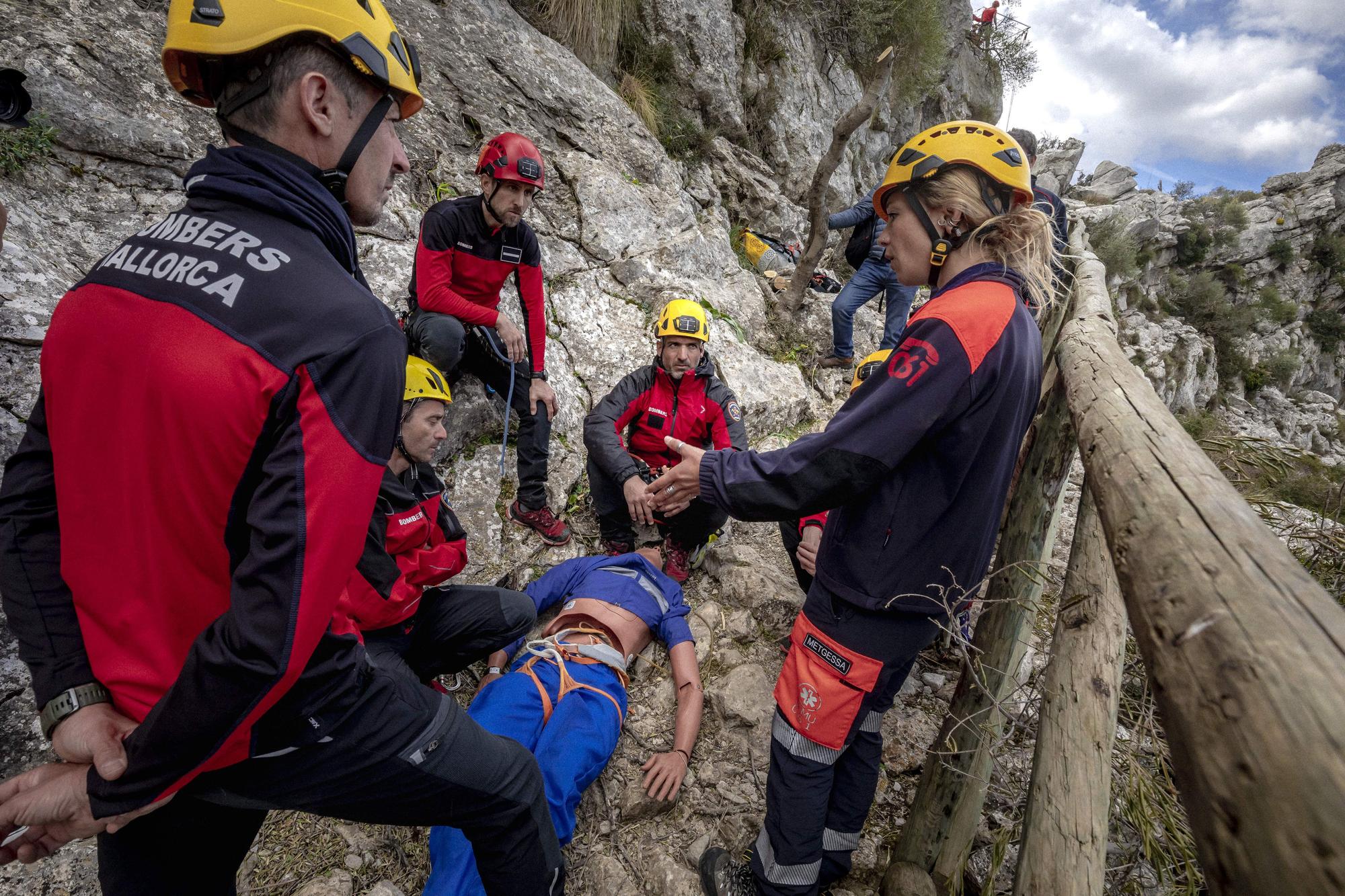 Los Bombers de Mallorca entrenan los rescates de montaña en Tossals Verds