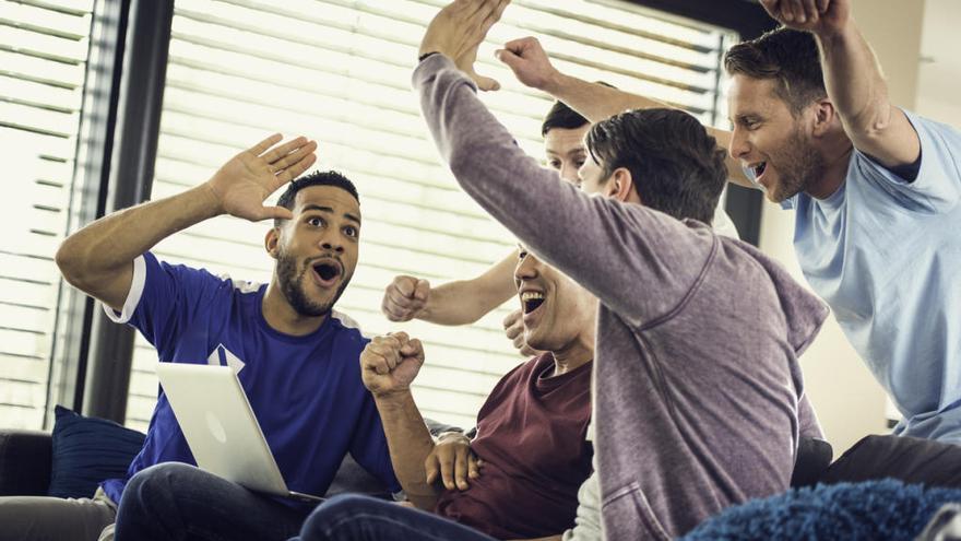 Amigos disfrutando de un partido de fútbol