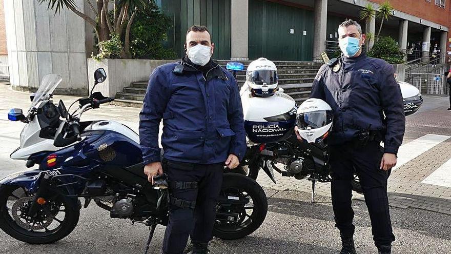 Los dos agentes de la UPR que salvaron la vida al vecino de El Natahoyo, ayer, ante la Comisaría.