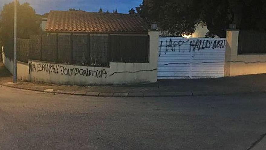 Imatge de les pintades a l&#039;entrada de la finca, a Vilobí d&#039;Onyar.