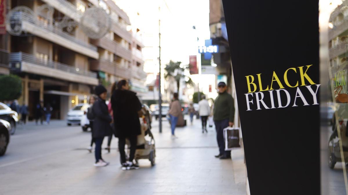 Los escaparates de las tiendas se llenaban de carteles anunciado el 'Black Friday'.