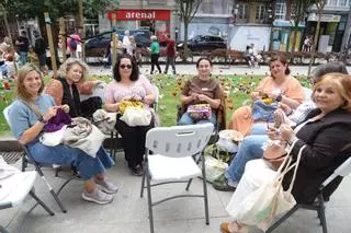 En A Coruña, tejer no es «cosa de abuelas»