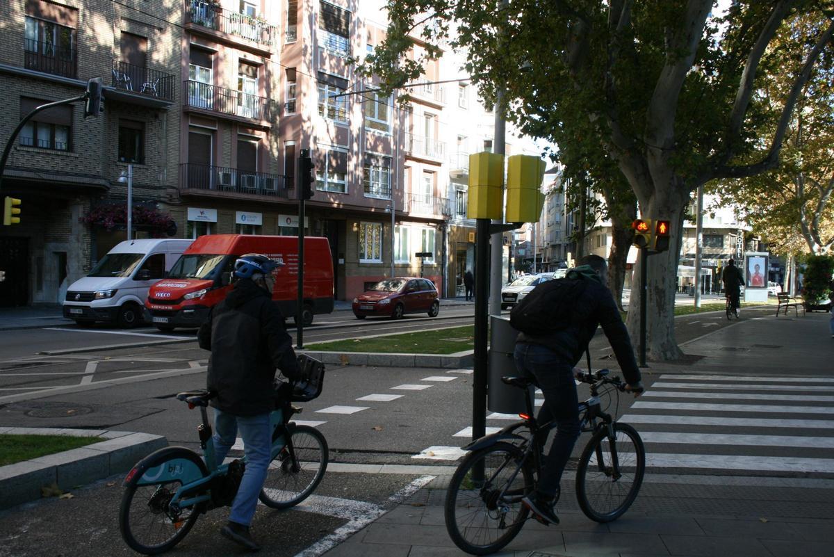 Los ciclistas no están exentos de las normas: deben respetar los semáforos y parar en el carril bici donde no molesten al resto de peatones.