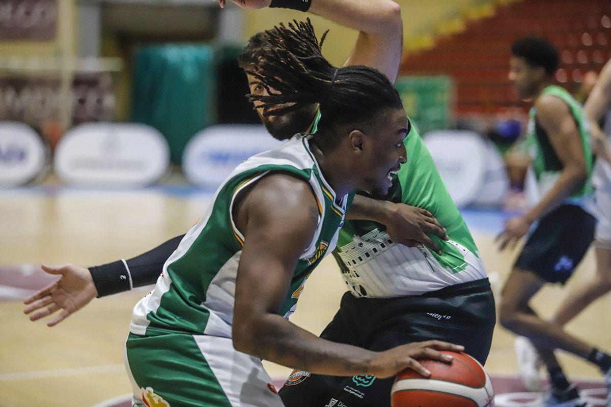 Nanzif Indau (Coto Córdoba de Baloncesto) intenta superar a un rival.