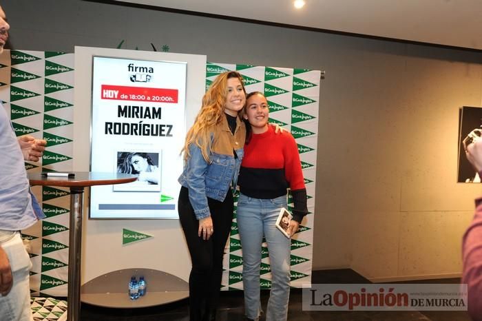 Miriam Rodríguez firma discos en El Corte Inglés