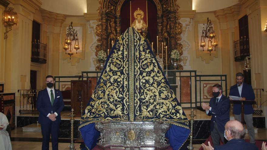 El nuevo manto de la Virgen de la Paloma ha sido presentado este viernes en la capilla de la hermandad