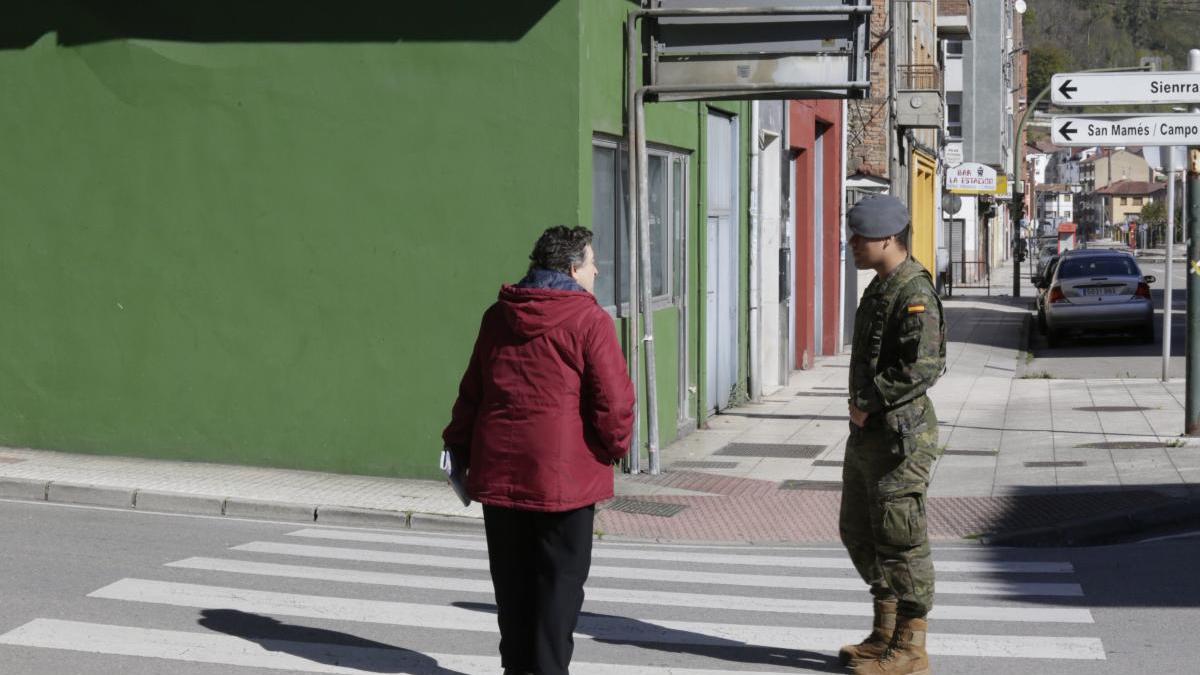 Un soldado, junto a una vecina, hoy en Blimea.