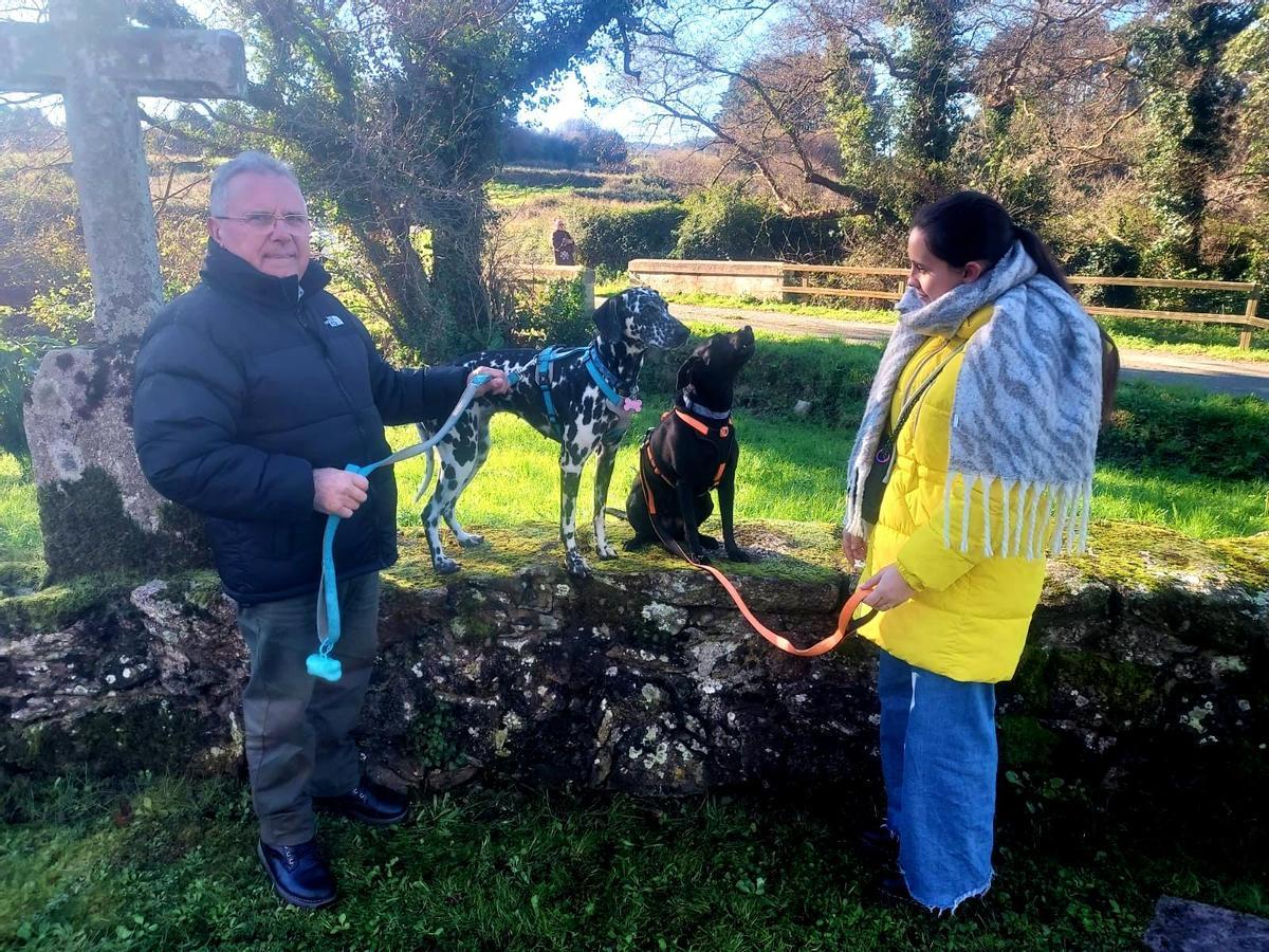 Dous dos asistentes á misa de San Antón o ano pasado en Noicela.